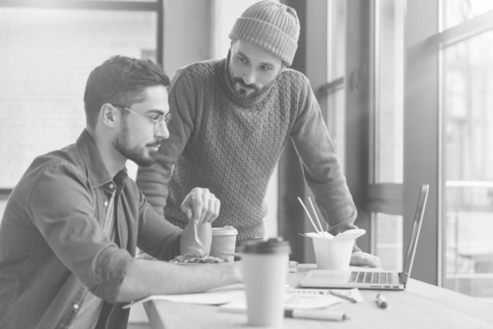 travenorilsa Team bei strategischer Besprechung